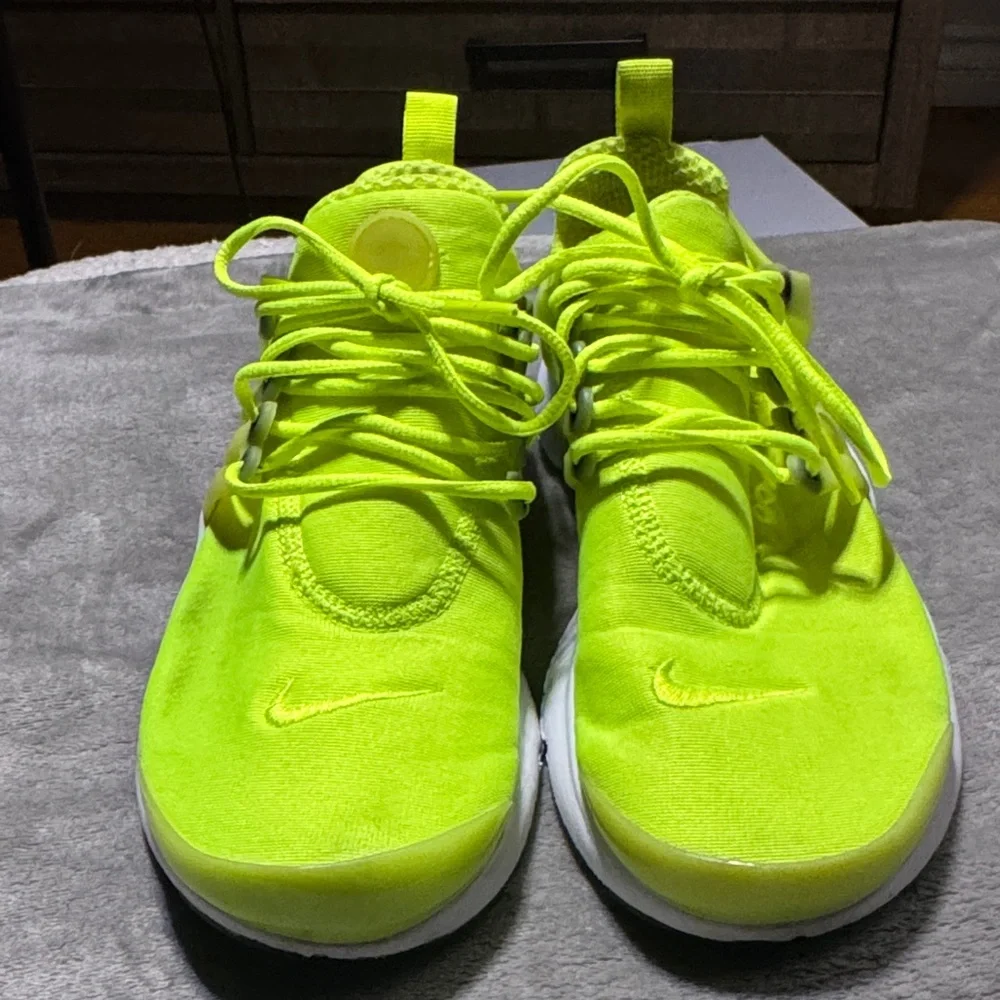 Nike Kids Sneakers in Bright Yellow - Picture 2 of 3